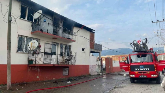 Şehit babasının evi alevlere teslim oldu