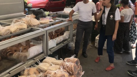 Semt pazarında gıda denetimi