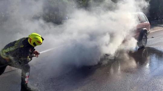 Seyir halindeki aracın motor kısmı alev topuna döndü