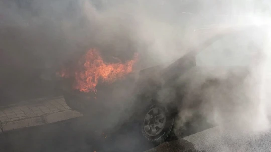 Seyir halindeki aracın motor kısmı alev topuna döndü