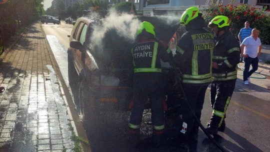 Seyir halindeki aracın motor kısmı alev topuna döndü