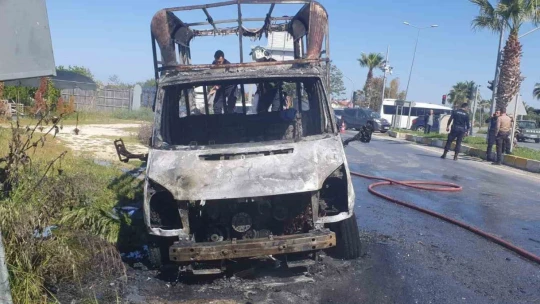 Seyir halindeki çarşaf yüklü kamyonet alev topuna döndü