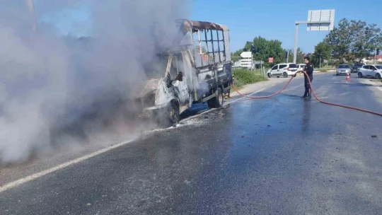Seyir halindeki çarşaf yüklü kamyonet alev topuna döndü