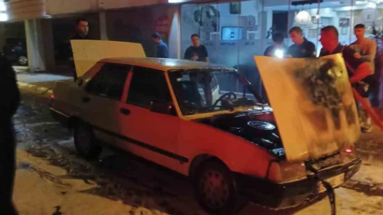 Seyir halindeki otomobil alev aldı