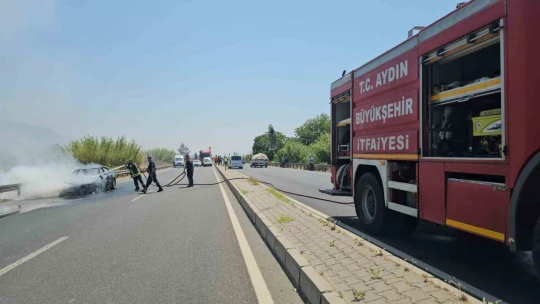 Seyir halindeki otomobil küle döndü