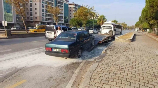 Seyir halindeki otomobildeki yangını itfaiye ekipleri söndürdü
