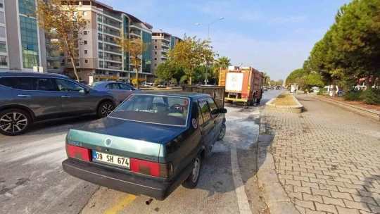 Seyir halindeki otomobildeki yangını itfaiye ekipleri söndürdü