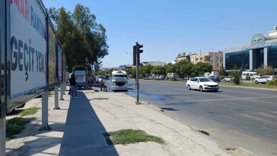 Seyir halindeki yolcu minibüsü alev aldı, alevler büyümeden söndürüldü