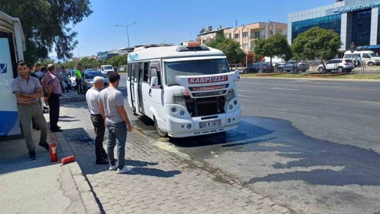 Seyir halindeki yolcu minibüsü alev aldı, alevler büyümeden söndürüldü