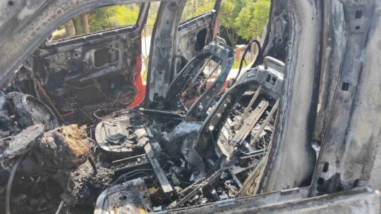 Seyir halindeyken alev topuna dönen araçtan geriye iskeleti kaldı