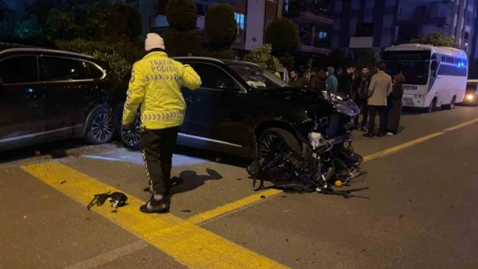 Seyir halindeyken bir başka araca çarpıp kaçtı, ortalık savaş alanına döndü