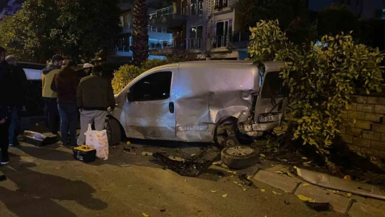 Seyir halindeyken bir başka araca çarpıp kaçtı, ortalık savaş alanına döndü