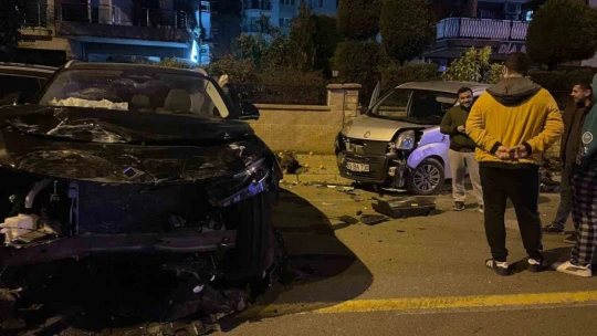 Seyir halindeyken bir başka araca çarpıp kaçtı, ortalık savaş alanına döndü