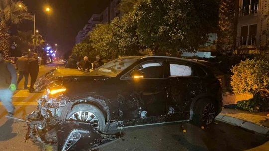 Seyir halindeyken bir başka araca çarpıp kaçtı, ortalık savaş alanına döndü