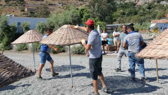 Sezon bitti, Marmaris Belediyesi plajları düzenlemeye başladı