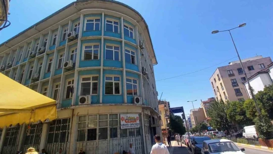 SGK'nın eski binasına alıcı çıkmadı, pankartlar indirildi