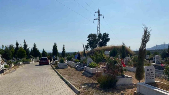 Sıcak hava, kabir ziyaretlerini de etkiledi