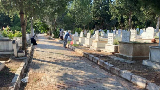 Sıcak hava, kabir ziyaretlerini de etkiledi