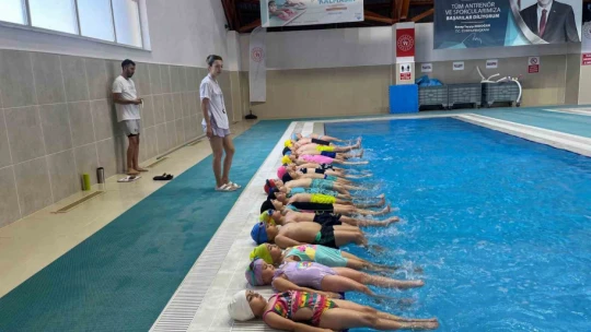 Sıcak havalarda minikler eğlenerek öğreniyor