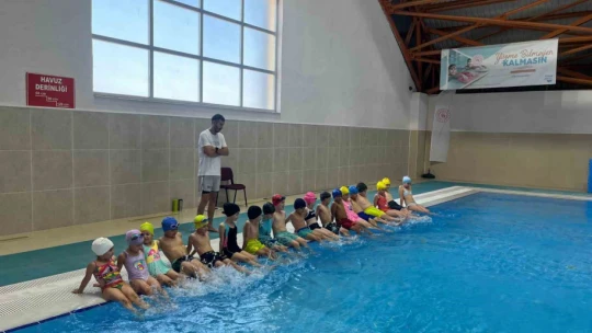 Sıcak havalarda minikler eğlenerek öğreniyor
