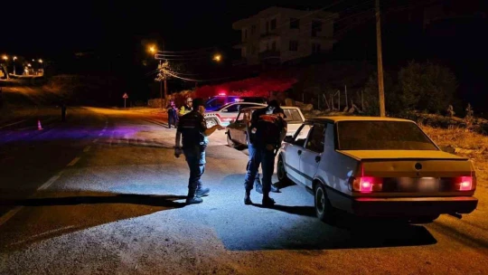 Sıcak Nokta uygulamasında 2 aranan şahıs yakalandı