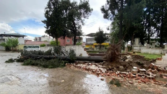 Şiddetli yağış ve fırtına Köşk'te de etkisini gösterdi