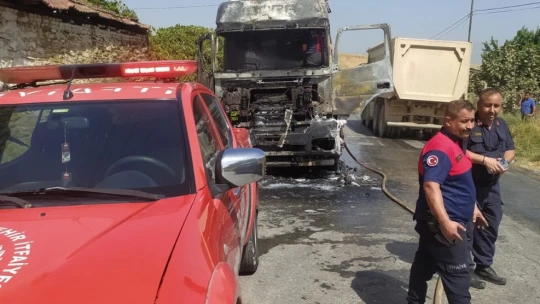 Silo tankerindeki yangın, aracı demir yığınına çevirdi
