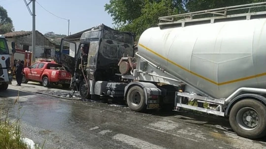 Silo tankerindeki yangın, aracı demir yığınına çevirdi
