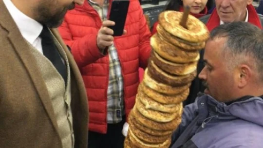 Simitçi harçlığı kimden alırsa ibreyi o yöne çeviriyor