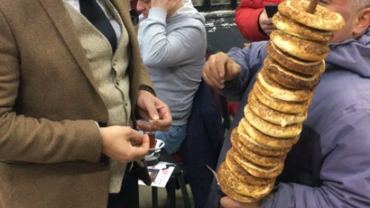 Simitçi harçlığı kimden alırsa ibreyi o yöne çeviriyor