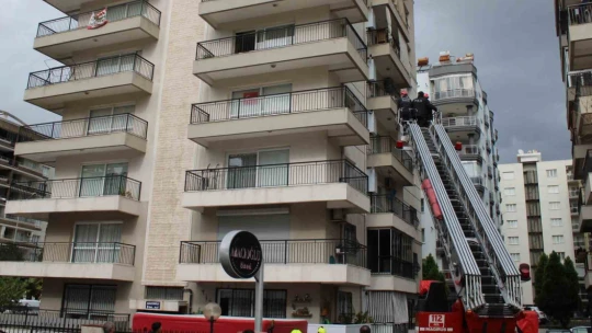 Sinir krizi geçiren kadın mahalleyi ayağa kaldırdı