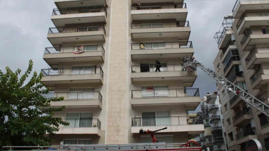 Sinir krizi geçiren kadın mahalleyi ayağa kaldırdı