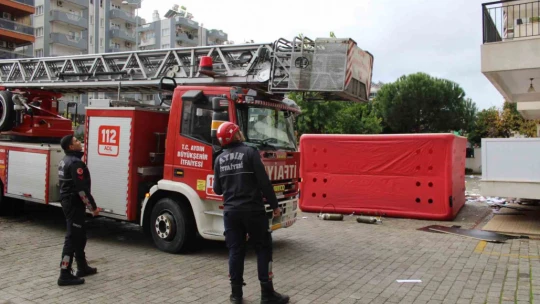 Sinir krizi geçiren kadın mahalleyi ayağa kaldırdı