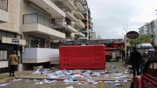 Sinir krizi geçiren kadın mahalleyi ayağa kaldırdı