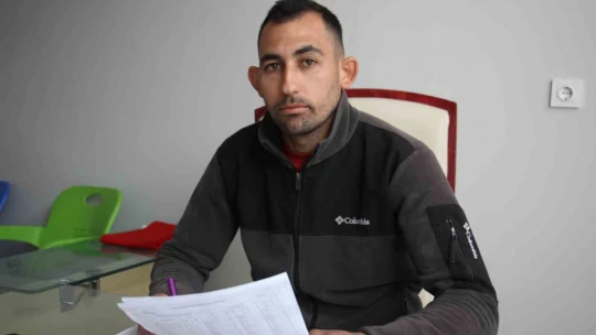 Sıra dışı muhtar adayı açtığı seçim ofisinde mahalleliyi ağırlayıp, sorunlarını dinliyor