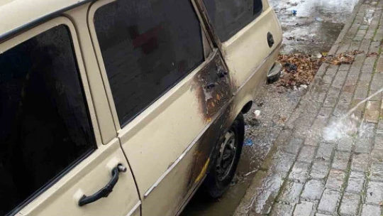Soba borusu temizlerken otomobili yaktı