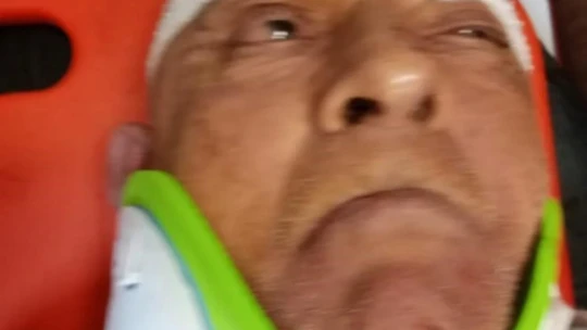 Sokak köpeklerinin saldırdığı yaşlı adam hayata tutundu