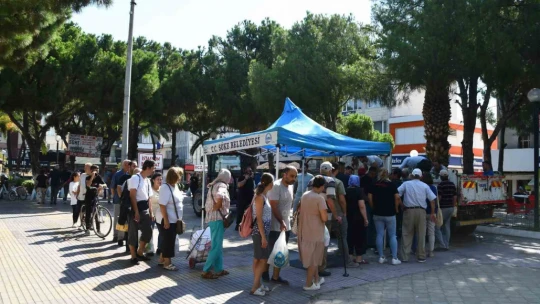 Söke Belediyesi vatandaşa karpuz dağıttı