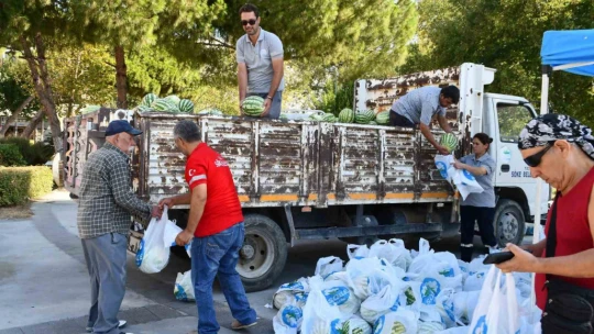 Söke Belediyesi vatandaşa karpuz dağıttı