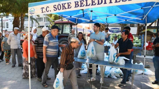 Söke Belediyesi vatandaşa karpuz dağıttı