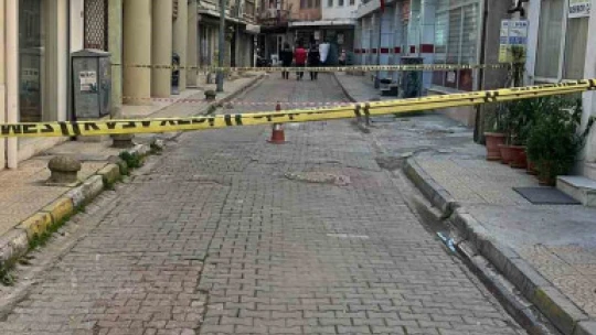 Söke'de fırtına apartman çatısını uçurdu