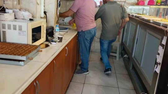 Söke'de pastanelerden numuneler alındı