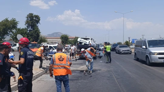 Söke'deki kazada otomobil yan yattı, polis tırın peşinde