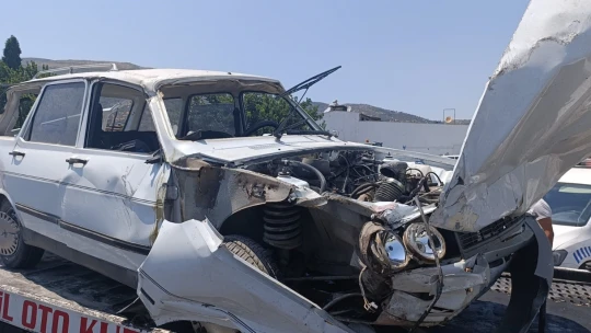 Söke'deki kazada otomobil yan yattı, polis tırın peşinde