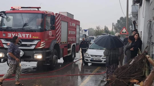 Söke'deki yangın yürekleri ağıza getirdi, evdeki çocukları itfaiyeciler kurtardı