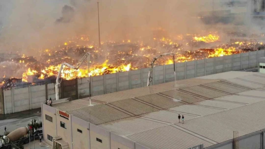 Söke kağıt fabrikasındaki yangın söndürülemiyor