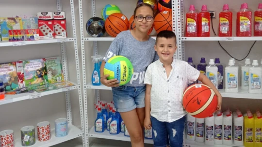 Sökeli çocuklar atığı getiriyor, hediyeyi kapıyor