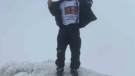 Sökeli dağcılar Ağrı Dağı'nın zirvesinde