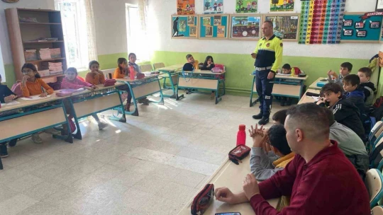 Sökeli öğrenciler trafik konusunda bilgilendirildi