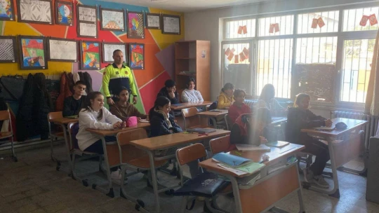 Sökeli öğrenciler trafik konusunda bilgilendirildi